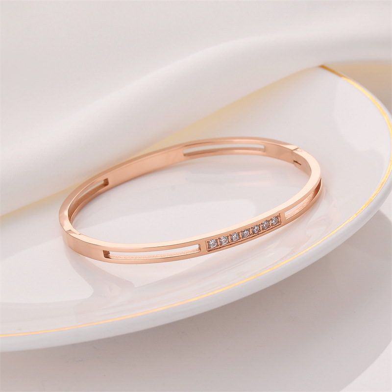 Pulsera de titanio y acero para mujer, diseño moderno y sencillo, pulsera de lujo que no se desvanece, venta al por mayor en stock.