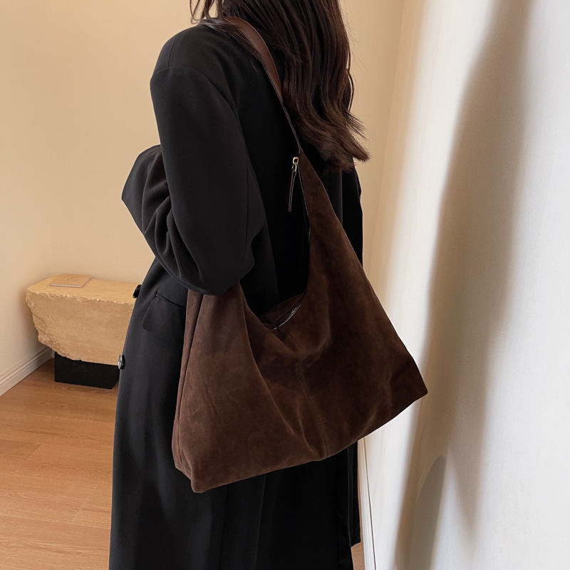 Bolso de axila de alta gama de otoño bolso femenino 2024 nuevo bolso tote esmerilado bolso grande de un solo hombro de gran capacidad para viajeros de moda