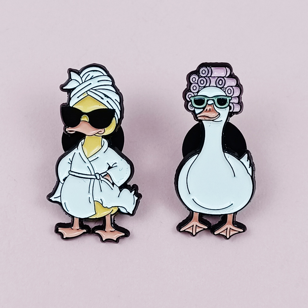 Broche con forma de pato amarillo frito fresco transfronterizo, bolso de pareja de dibujos animados lindo, accesorios fijos, pines de placa de aleación image 4