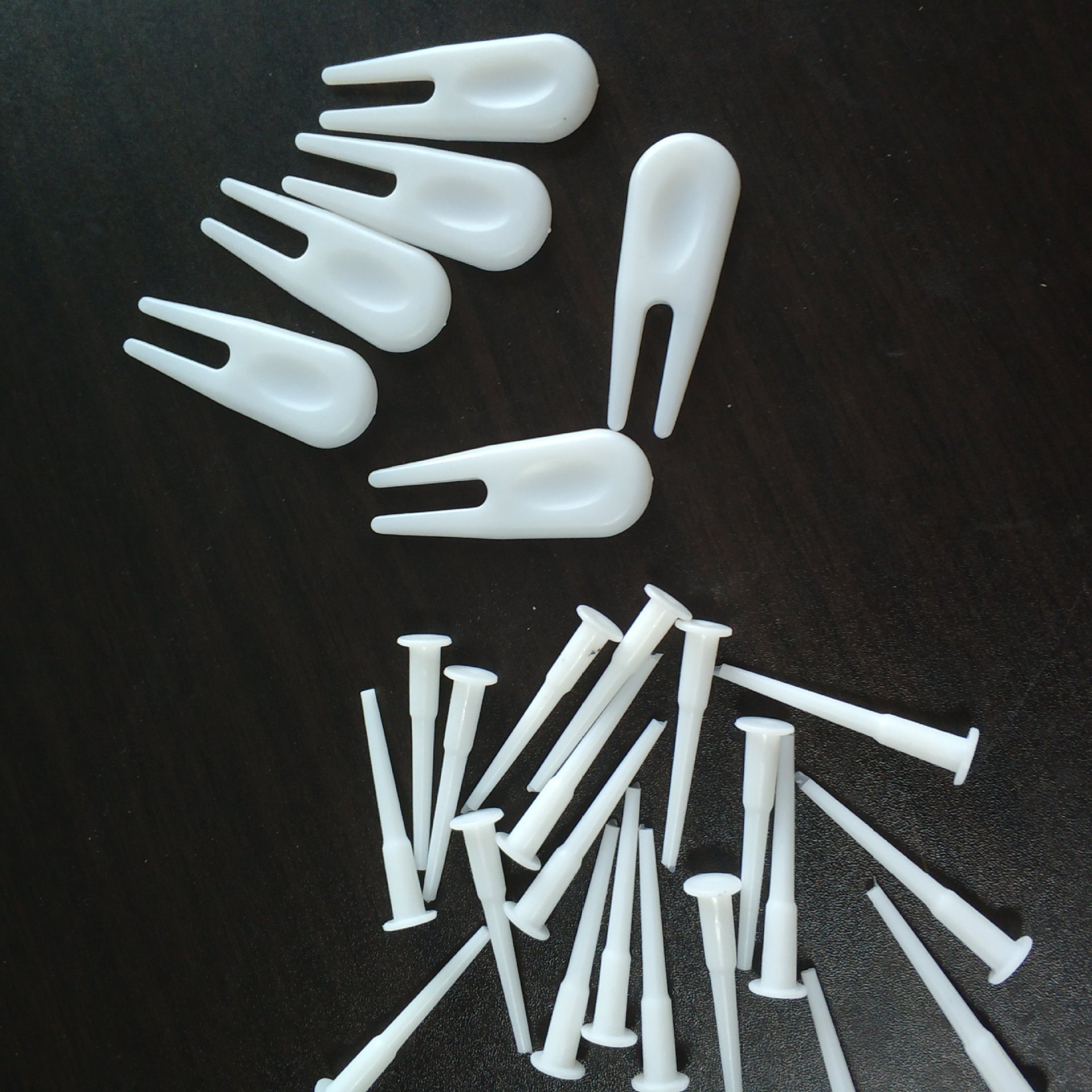 가스는 가스 플러그를 당깁니다.