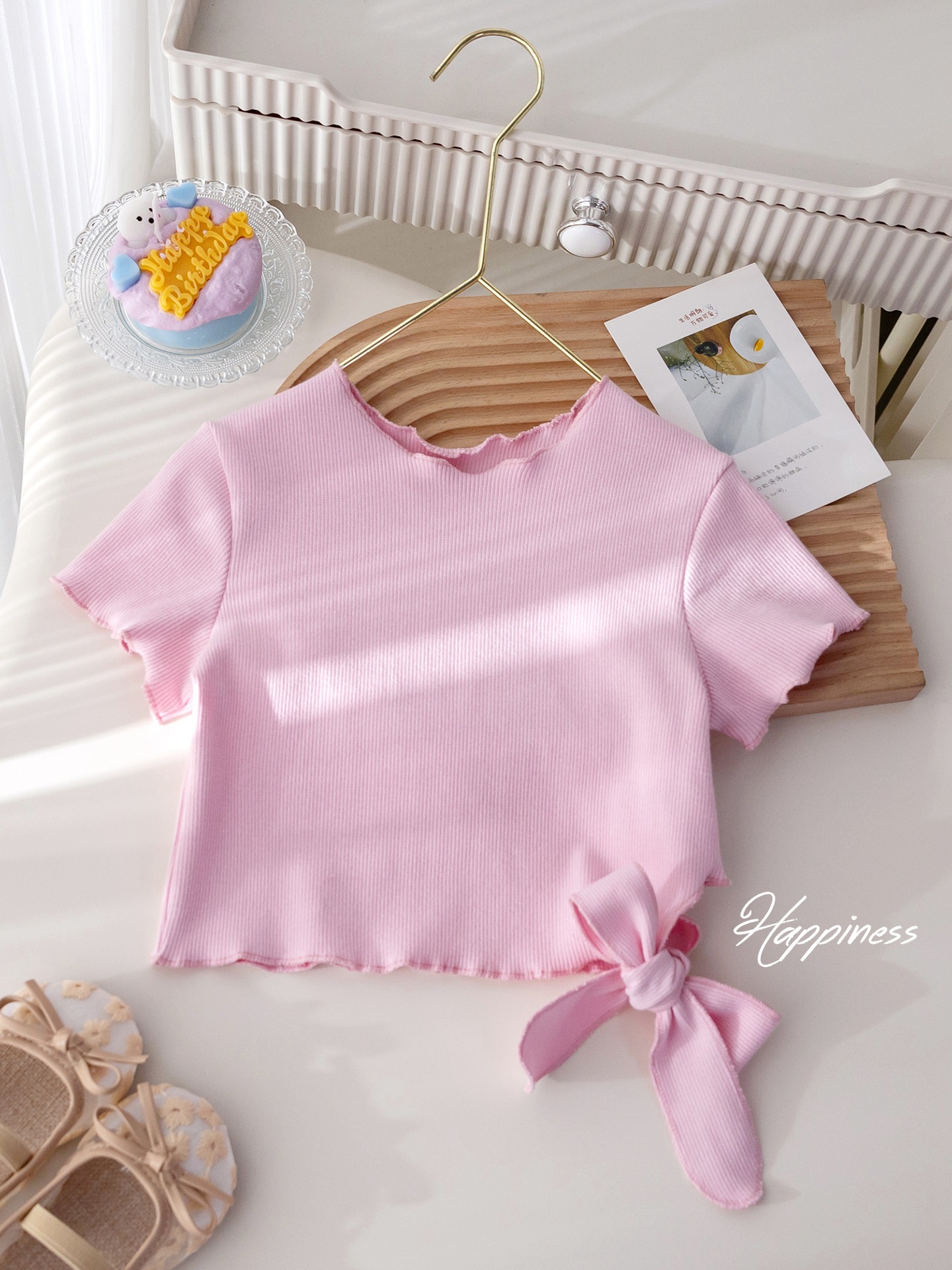 女の子の夏のスーツの韓国のキクラゲのレースの蝶結びの半袖のtシャツの洋気のレースの花のズボンのスカートの2つのセット