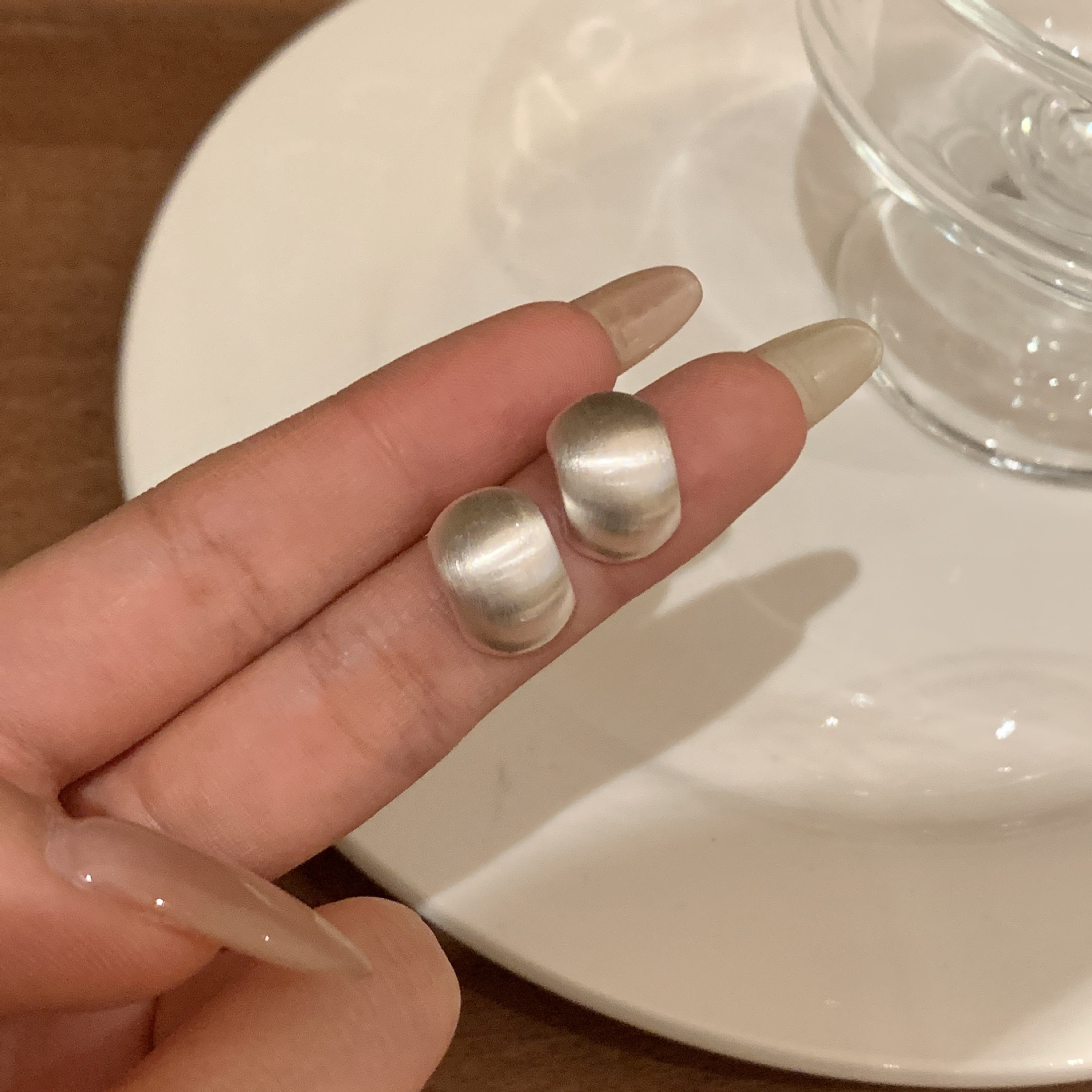 35-银色拉丝豆豆耳钉