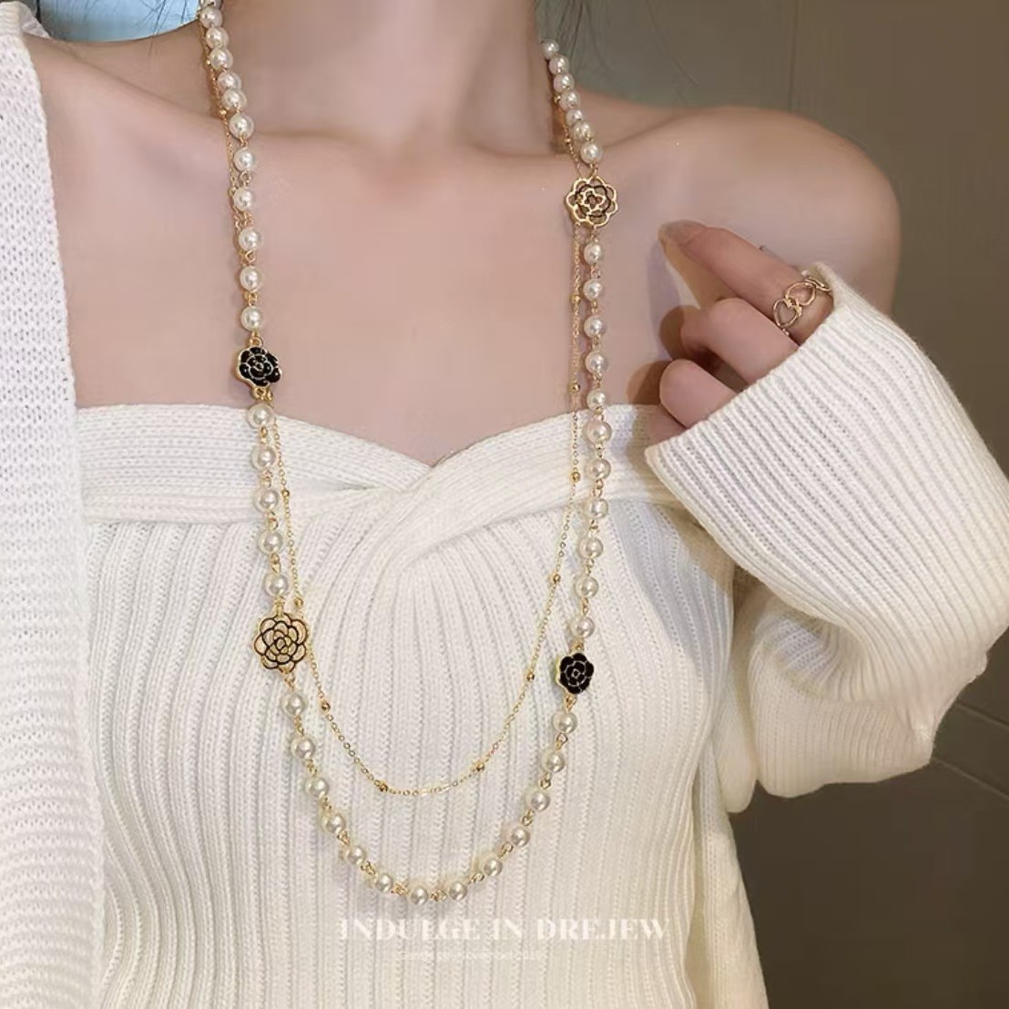 Fashionable elegant necklace from pearl