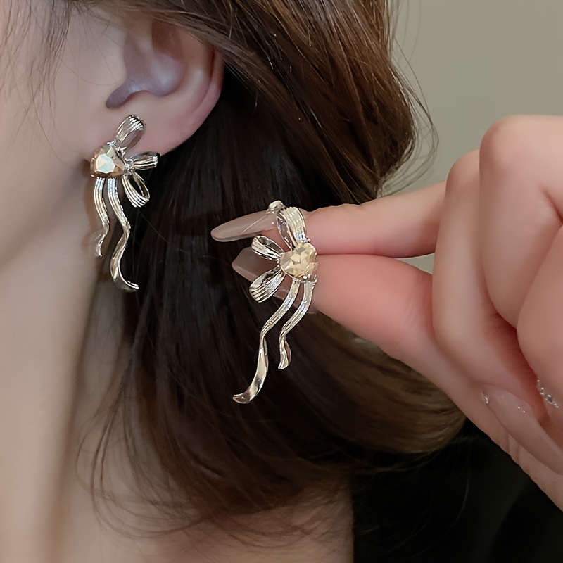 Pendientes de perlas de tendencia de moda de aguja de plata Pendientes pequeños y exquisitos de todo fósforo Pendientes de alta gama de lujo ligero al por mayor mujeres