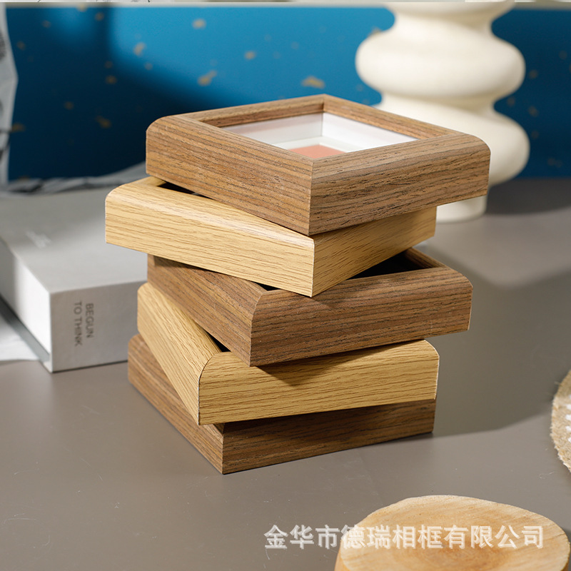 新しい中国式のミニフォトフレームの正方形の中空の絵の枠は台の立体の木製の手書きの書道のデスクトップの置物を並べます。