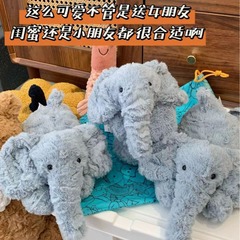 元英ジェリーcat元唐布利は腹ばいになって人形の人形のように子供の誕生日のおもちゃをプレゼントします。