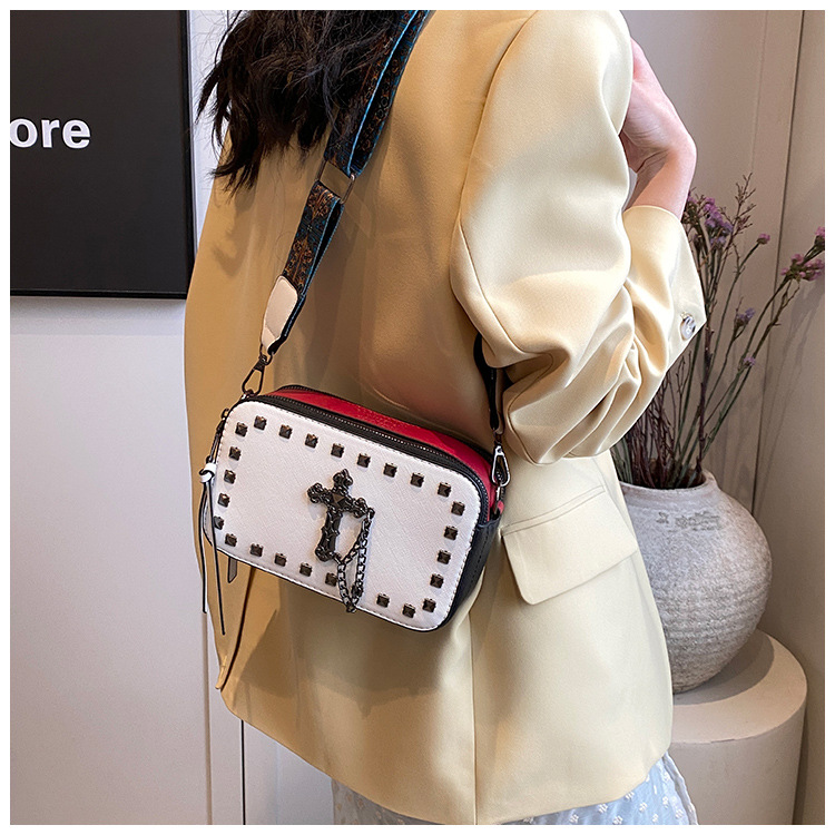 Women's Medium Pu Leather Cross Streetwear Rivet Zipper Square Bag display picture 10