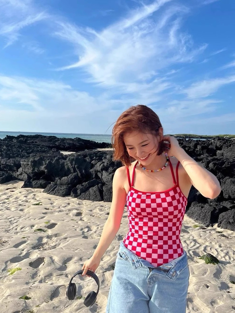 Trajes de baño para mujeres 2024 nuevo estilo de primavera de agua caliente para mujeres puro deseo de viento conservador sexy pechos pequeños unidos retro correa de cuadrillas rojas