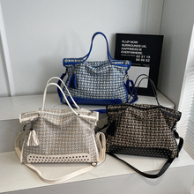 外贸爆款女包大包包休闲大容量单肩包女新款欧美风范铆钉机车包