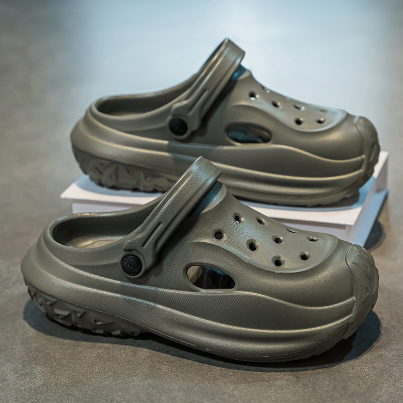 Zapatos con agujeros de suela gruesa para hombre, ropa exterior de verano 2025 nuevas sandalias de playa antideslizantes, zapatillas al aire libre para hombres