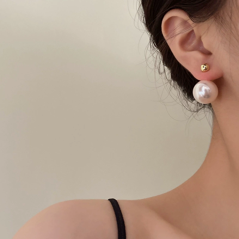 Серебряная игла из жемчуга, небольшие дизайнерские серьги, яркий броский стиль, легкий роскошный стиль, тренд сезона