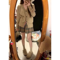 2025早秋の学院風カーキ色の柔らかいモチモチのニットのカーディガンのセーターのコートの女性はゆったりしていてやせているvネックの短い上着を現します。