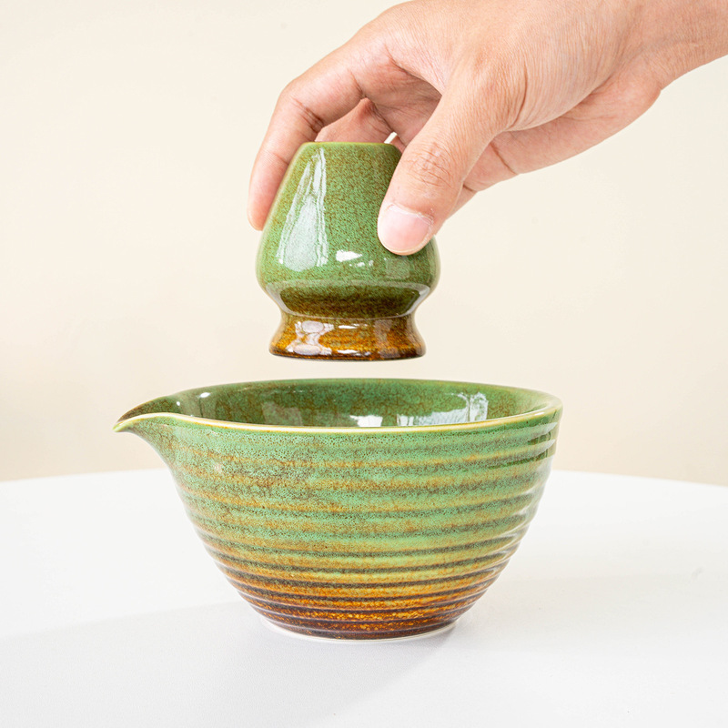 国境を越えて日本式の抹茶茶碗に案内口を持って釉薬茶を飲みます。|undefined