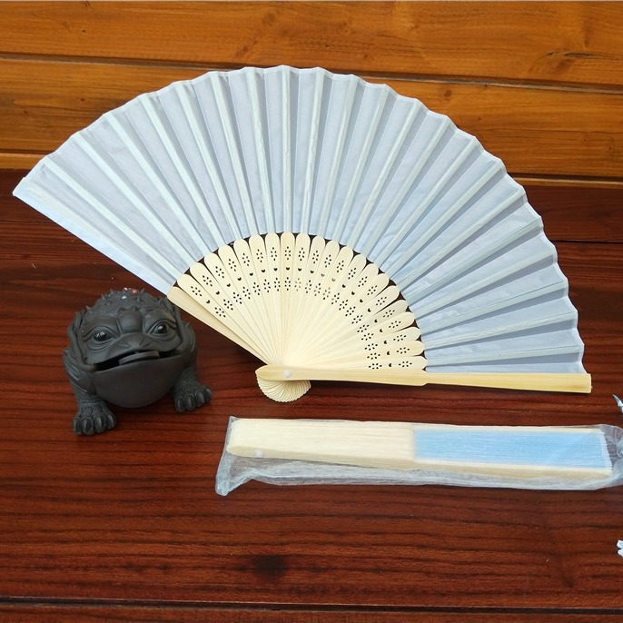 El ventilador de retorno de la boda de seda de un solo paño de color sólido de 6 pulgadas se puede utilizar para la tarjeta de invitación de suministros de boda llano DIY + bolsa de gasa