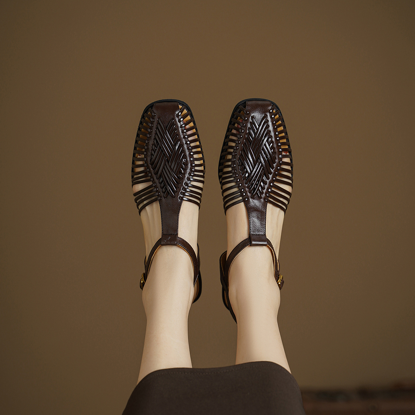 Sandal nữ quai dệt mảnh mũi vuông gót phẳng — màu nâu