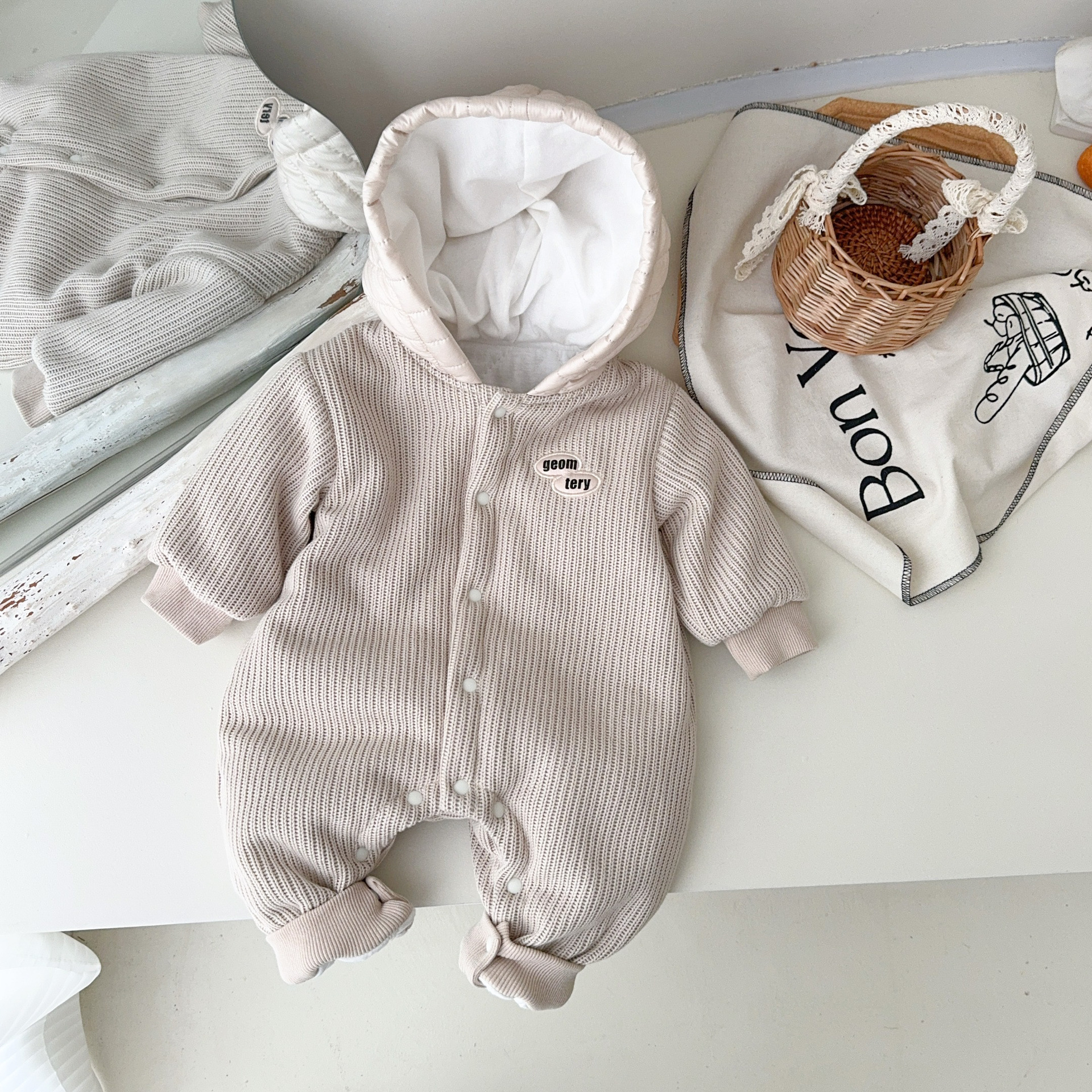 Ropa para niños coreanos otoño e invierno bebé hebilla completa mono tejido grueso acolchado ropa de salida de bebé con capucha