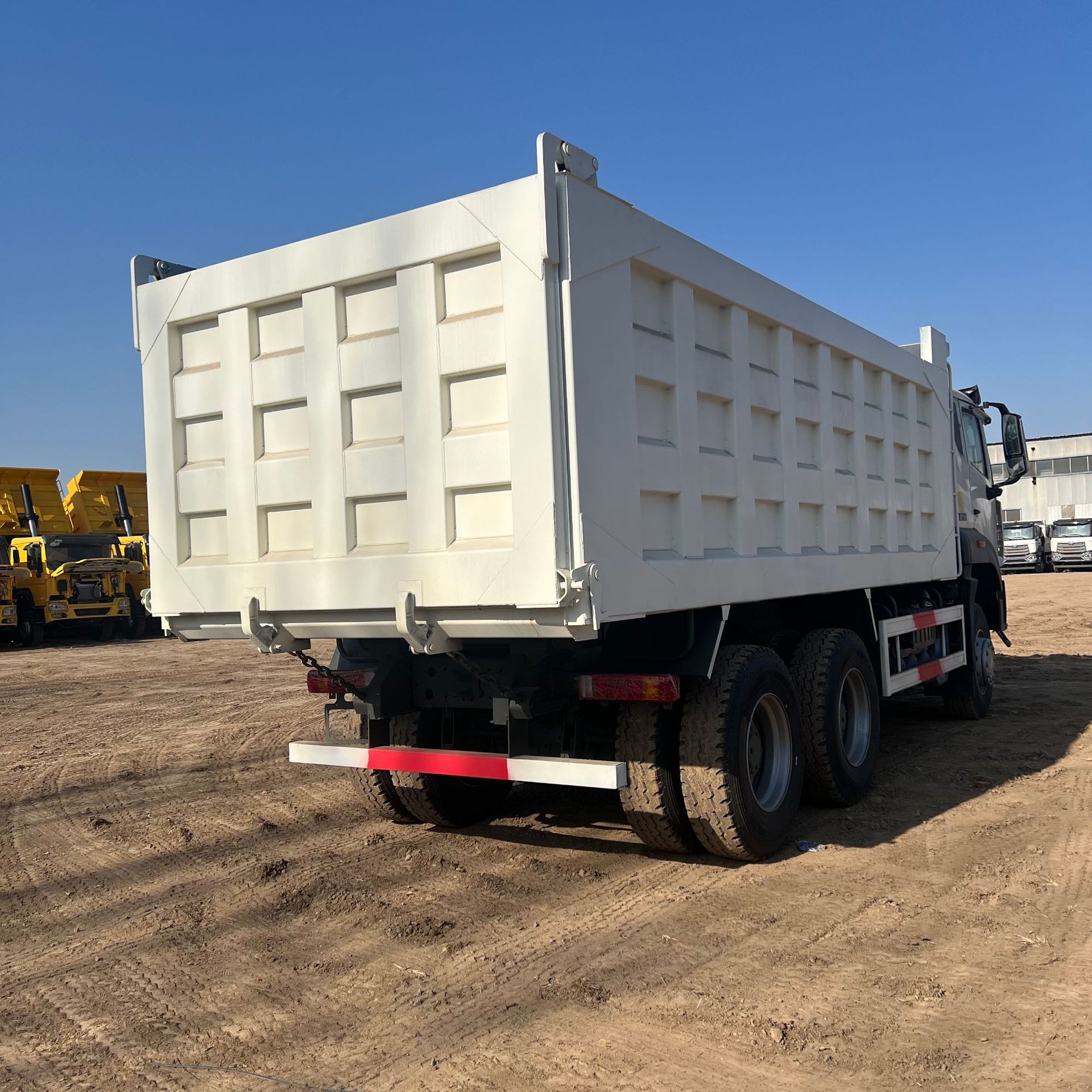 Export to Africa in Stock: Sinotruk Howo Nx371 Horsepower Dump Truck for Earth Transport, Howo 6*4 Engineering Dump Truck