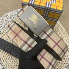 現物の新型男性ベルトはシンプルでカジュアルです。