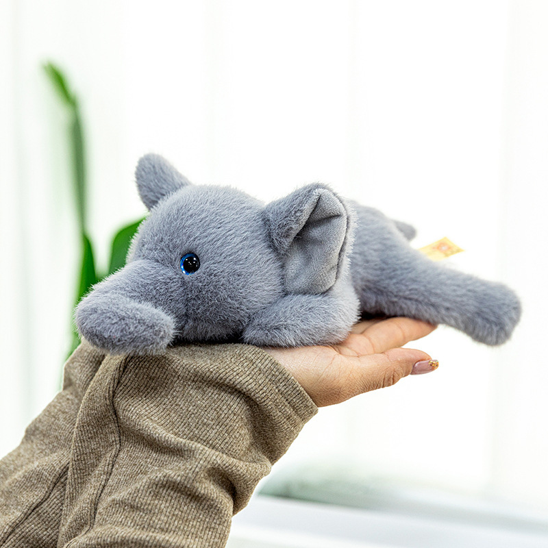 正版の熊の伝説の漫画の中で宝のぬいぐるみのぬいぐるみの子供は人形の動物のかわいい腹ばいの贈り物の卸売りに付き添います。|undefined