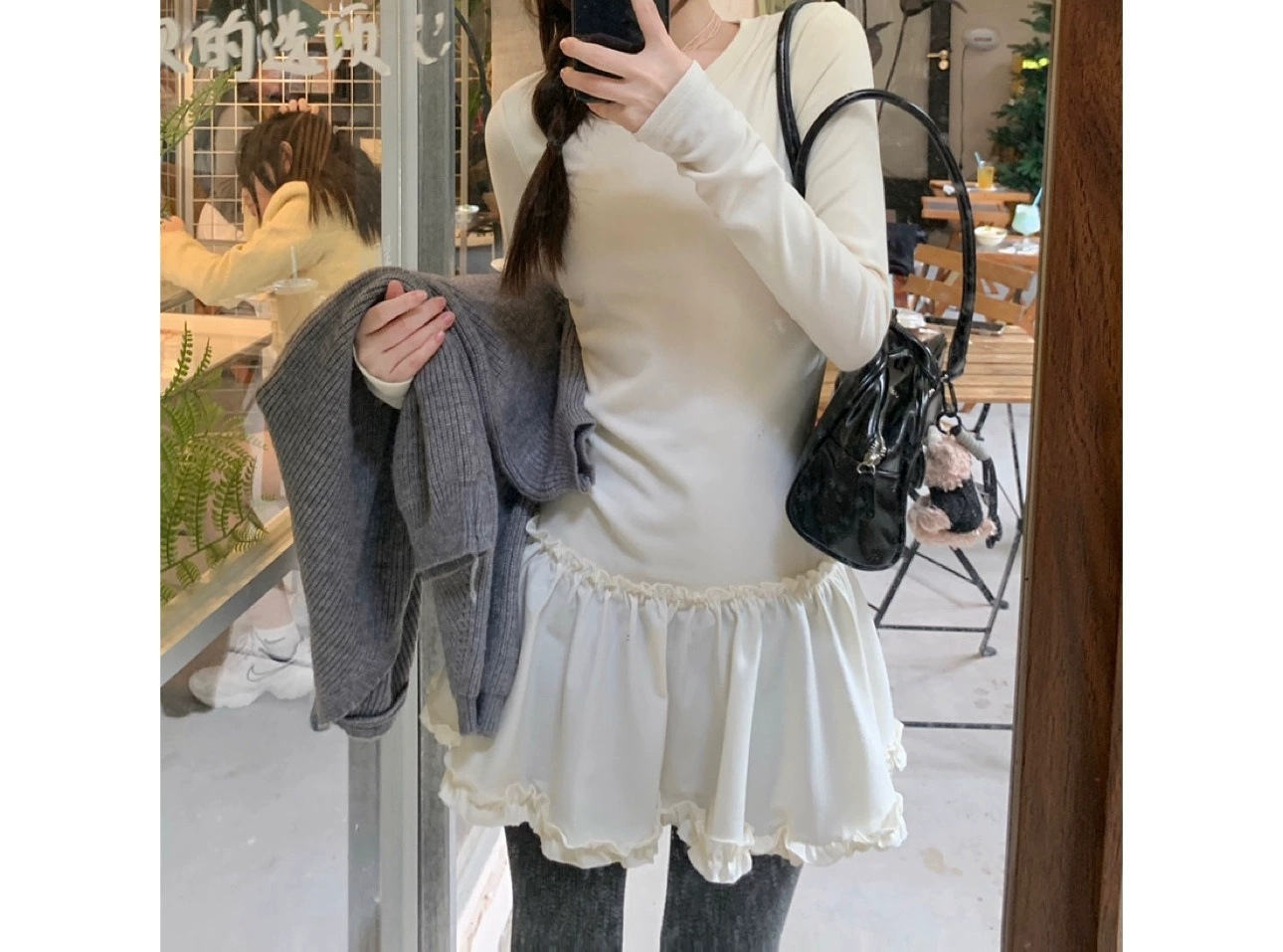 Мягкий контрастный цвет с цветочной складкой, тонкий подол, тонкая, сложена нижняя юбка осенью и зимой