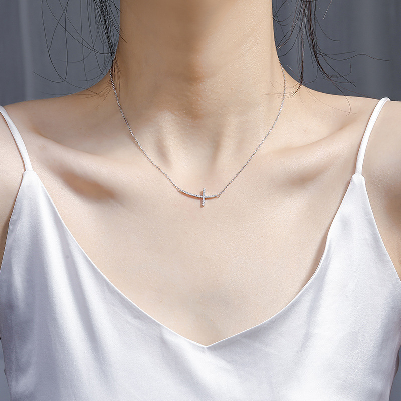 Silverhalsband med kors för kvinnor med gnistrande stenar_voghion.com