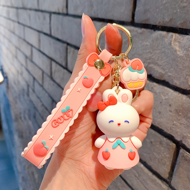 Falda rosa de pie pequeño conejo blanco