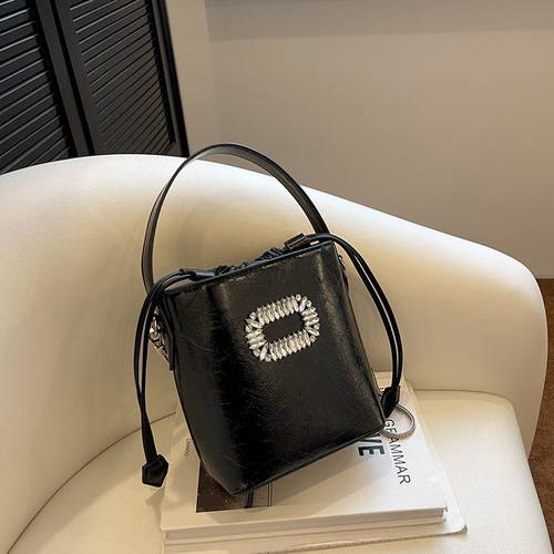This year's popular bucket bag  summer new chain bag, embellished with diamonds, trendy hand-held top-handle bag for ladies, single shoulder crossbody bag