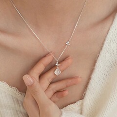 Diqi スターリングシルバー 999 ライト高級ニッチ バタフライ ホワイト カルセドニー ネックレス レディース フォレスト スタイル ハイエンド スターリング シルバー 鎖骨チェーン 多用途
