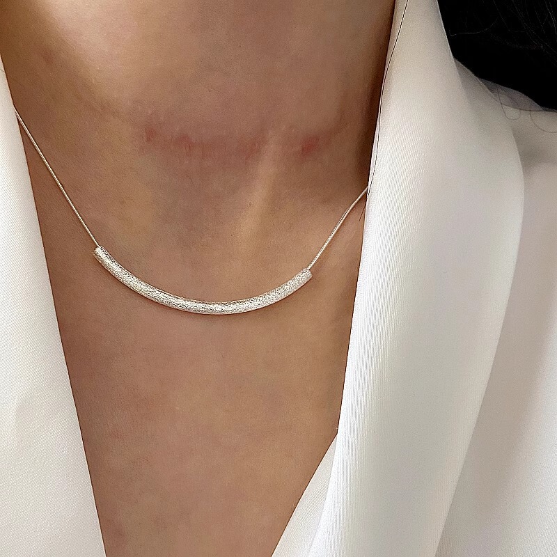 Matte Curved Tube Smile Necklace for Women, Bright Silver, Simple Niche Ins Style, Fashionable Light Luxury Versatile Layered Clavicle Chain