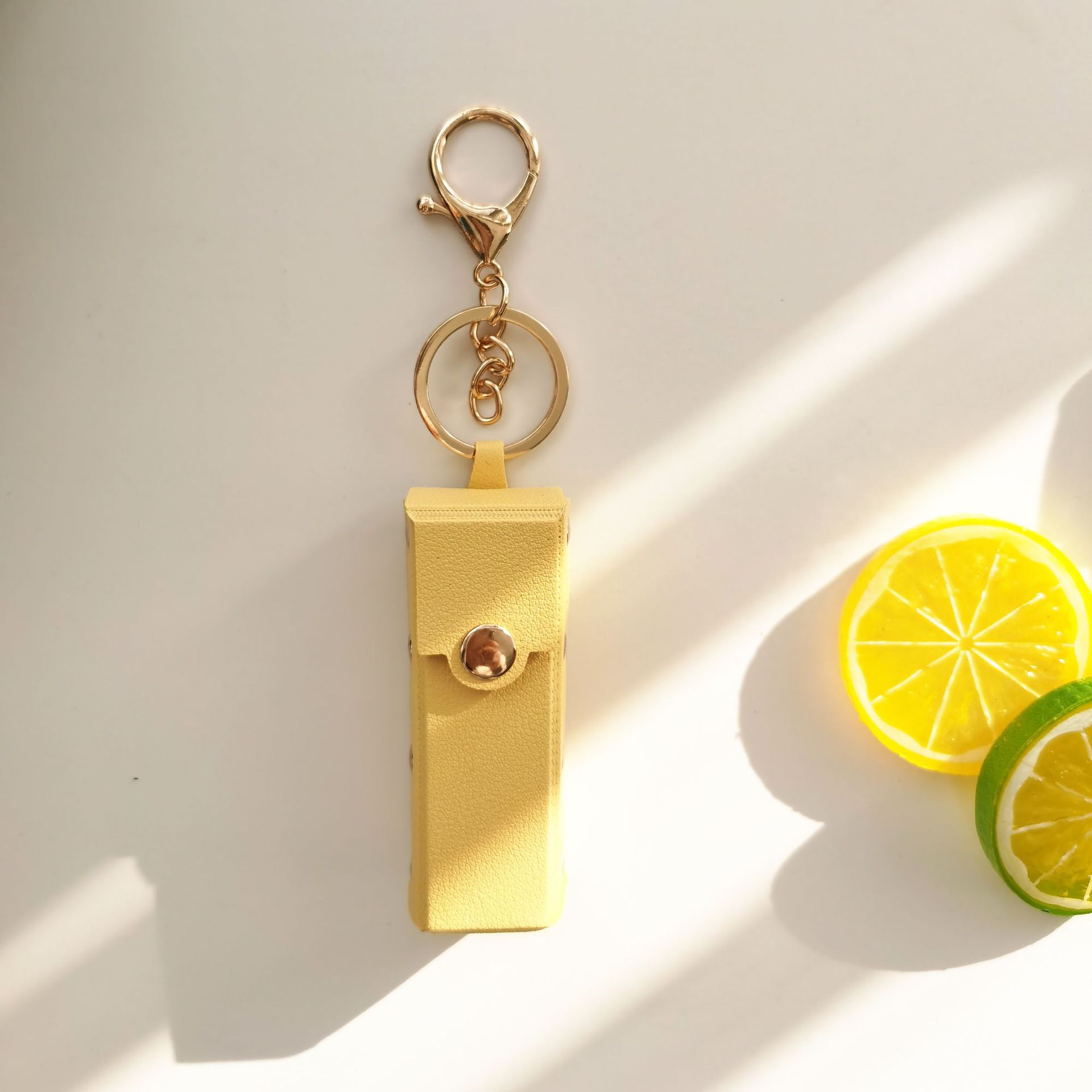 Fábrica directa remache lápiz labial bolsa llavero pequeño regalo PU cuero portátil transfronterizo coche bolsa colgante