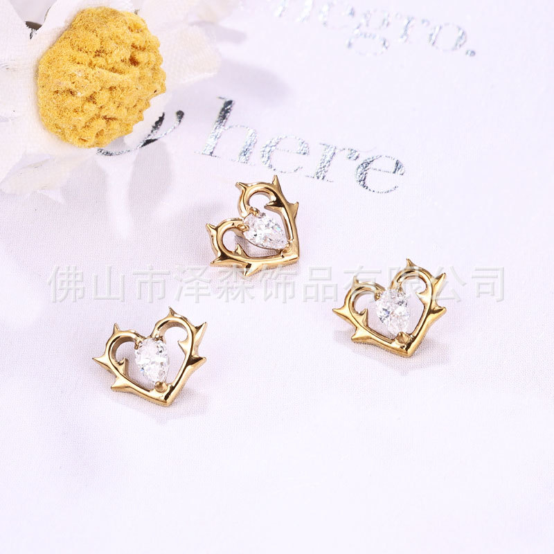 Silver pointed spike labret stud material detail