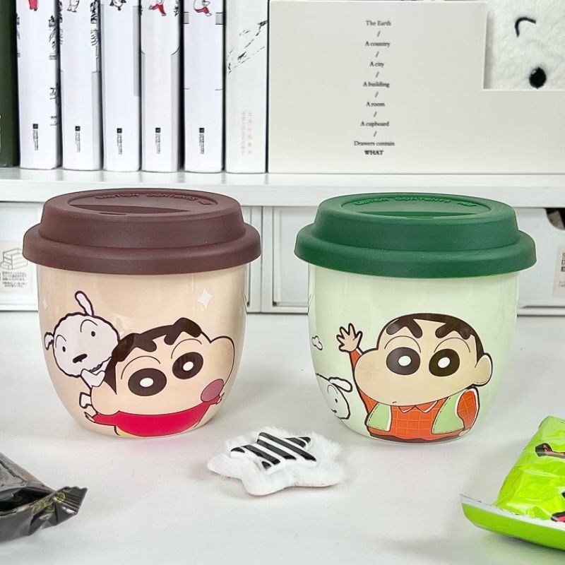 Taza Crayon Shin-chan con tapa Taza de agua de cerámica de marca compartida genuina Taza de regalo lindo de dibujos animados para niños al por mayor