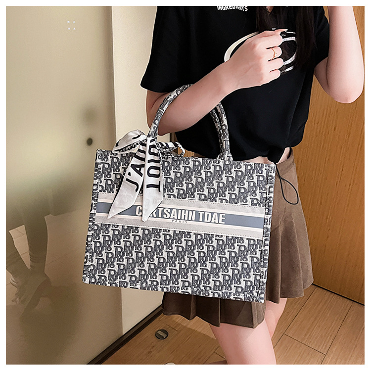 Bolso de tela transfronterizo para mujer 2025: moda de tendencia, gran capacidad, bolso de hombro de alta gama, versátil y a la última.