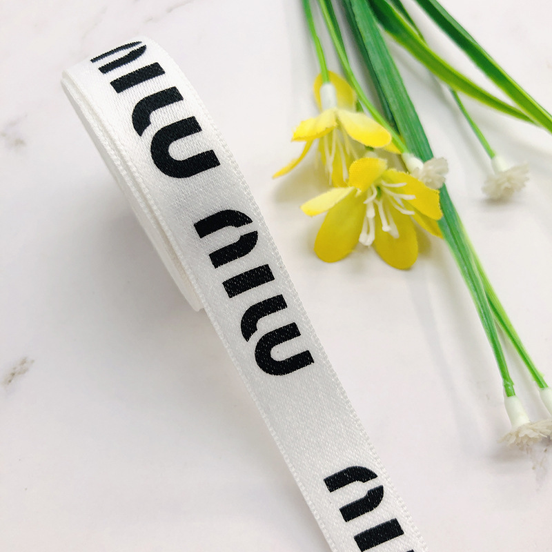 赤い本の小さな香りのリボンの髪飾りリボンのプレゼントのひもの花束の帽子の縁の手作りのdiyブランドのリボン|undefined