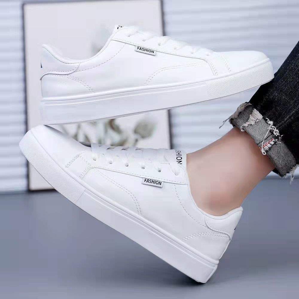 Zapatos blancos para hombres coreanos de moda universal zapatos de skate de otoño 2025 nuevo cuero impermeable zapatos de estudiantes de suela suave hombre