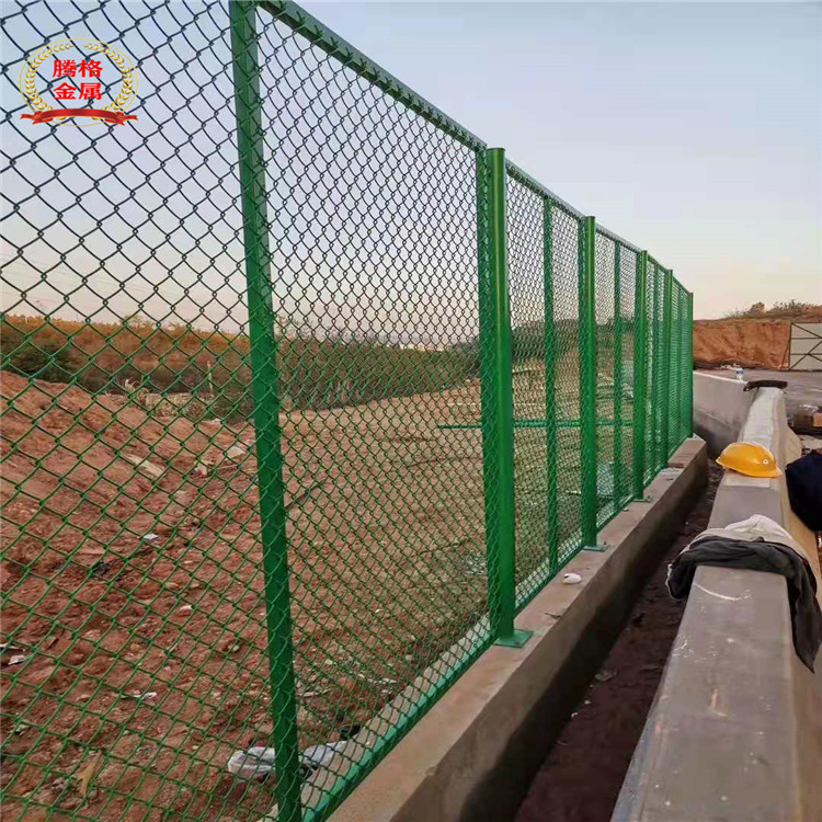 足球场护栏网 篮球场围网 学校防护网 体育场勾花网护栏 昆明防护