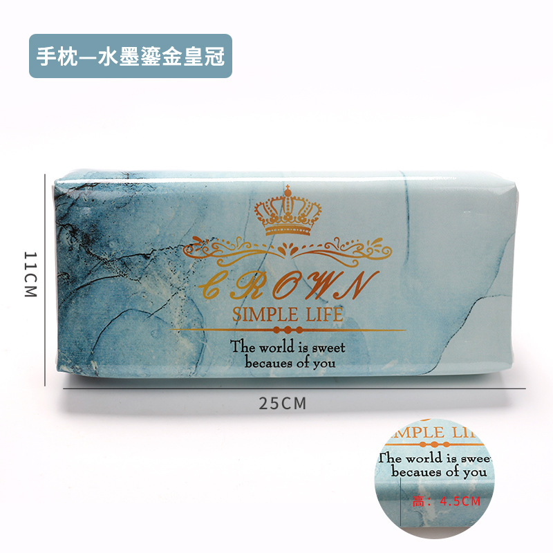 Almohada de mano - corona dorada con tinta y lavado