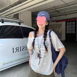 条纹斜肩短袖t恤女夏季2026新款设计感小众宽松慵懒风露肩上衣潮