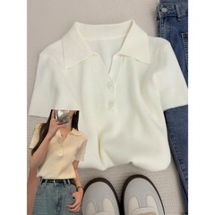 夏のボタンPoloの襟のニットの女性の坑条の設計の正肩はやせている半袖のtシャツを現します。