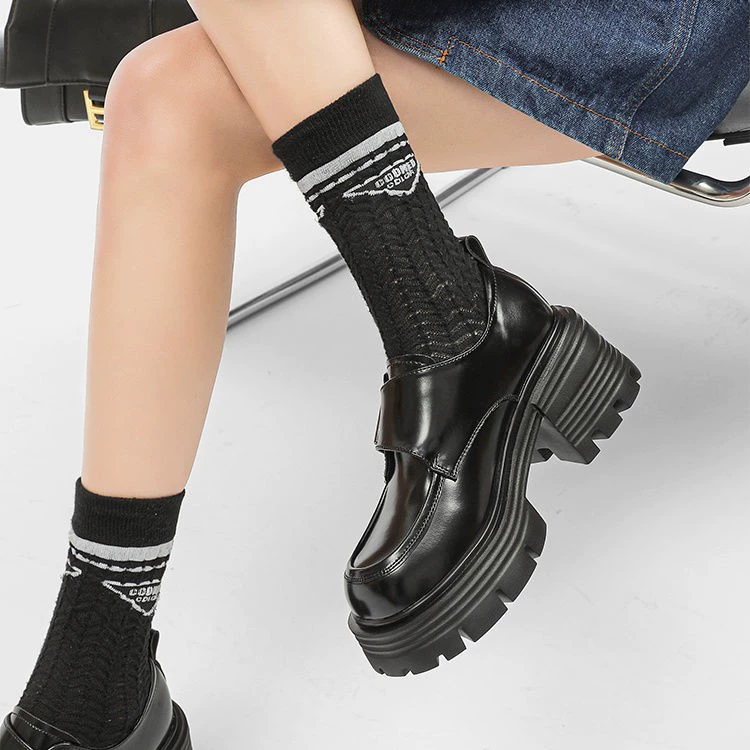 Маленькие кожаные туфли на толстой подошве в британском стиле, весенне-осенние черные элегантные туфли на плоской подошве для женщин, новая женская обувь 2024 года, французские лоферы, туфли на платформе