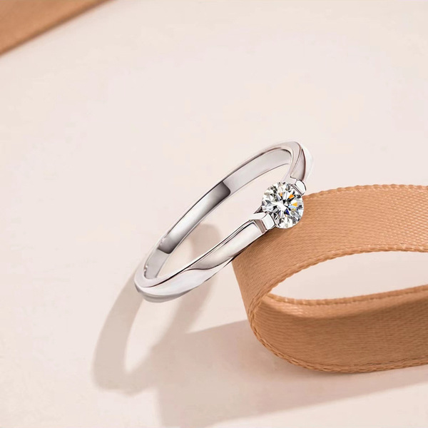 Elegant wedding ring with zircon
