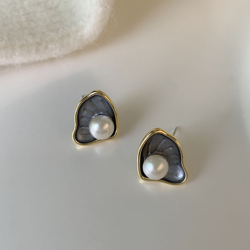 Scallop earrings, high-end women's 925 silver needle earrings, natural freshwater pearls, fashionable luxury niche design earrings