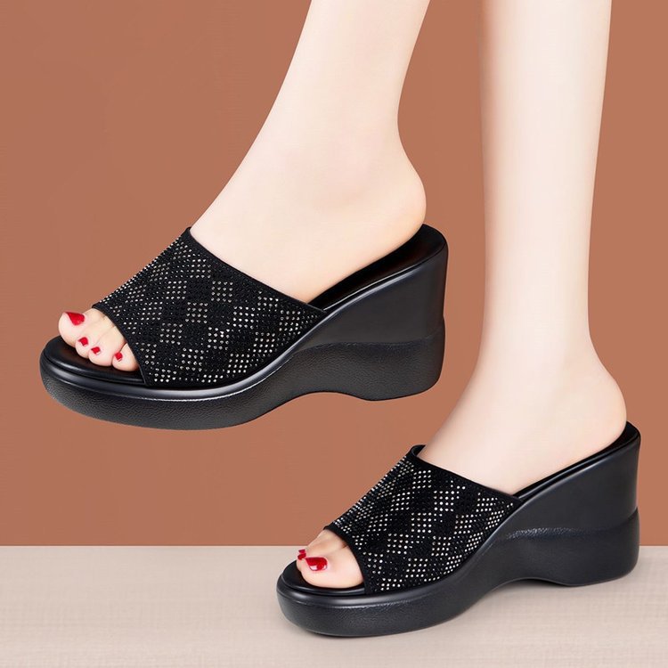 Zapatillas de talón alto de diamante para mujeres 2026 verano nuevo estilo de moda para usar zapatillas antideslizantes de suela gruesa