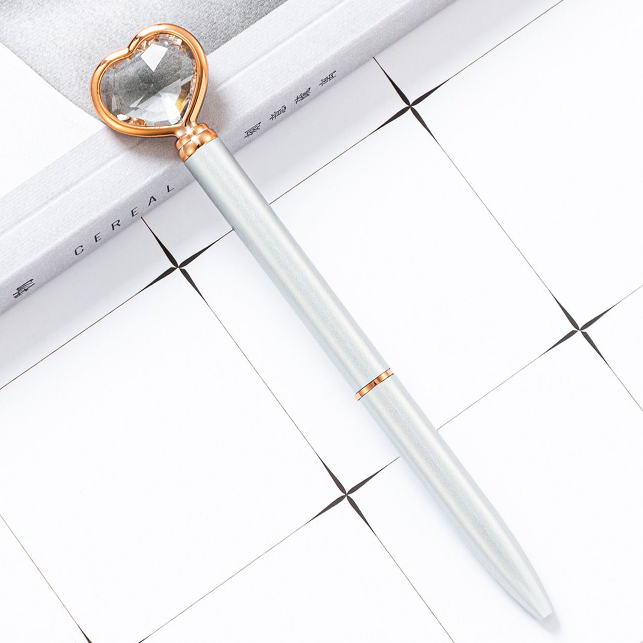 Bolígrafo de diamante en forma de corazón de alto valor visual para estudiantes bolígrafo de metal creativo regalo publicitario logotipo de bolígrafo de amor de cristal