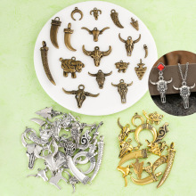 跨境亚马逊热卖合金DIY饰品配件镂空牛头弯月刀配件项链吊坠挂件