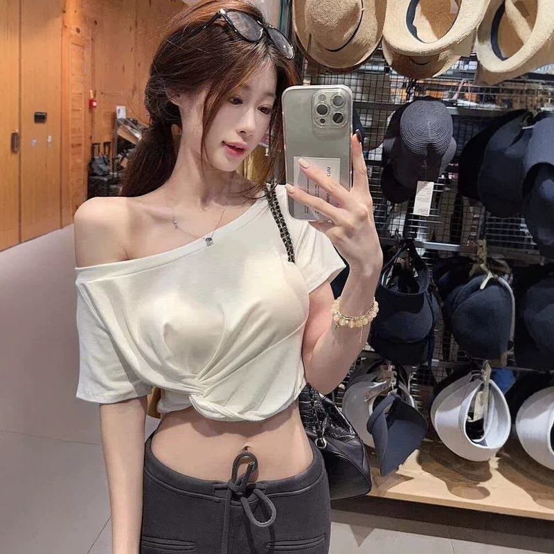 Twist Design, Unique One-Shoulder Slim Fit Off-Shoulder Short-Sleeve T-Shirt, Pure and Sweet Cool Style, Short Crop Top That Shows Off the Waist and Makes You Look Slimmer Twist Design, Unique One-Shoulder Slim Fit Off-Shoulder Short-Sleeve T-Shirt, Pure and Sweet Cool Style, Short Crop Top That Shows Off the Waist and Makes You Look Slimmer