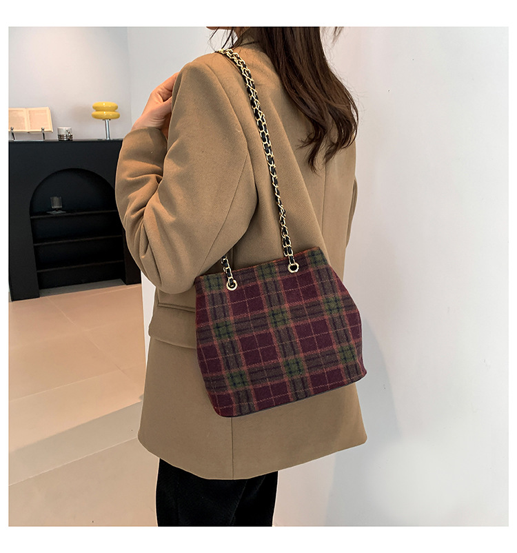 Retro and fashionable woolen texture bucket bag, large capacity commuting bag, chain check pattern casual single-shoulder crossbody women's bag undefined