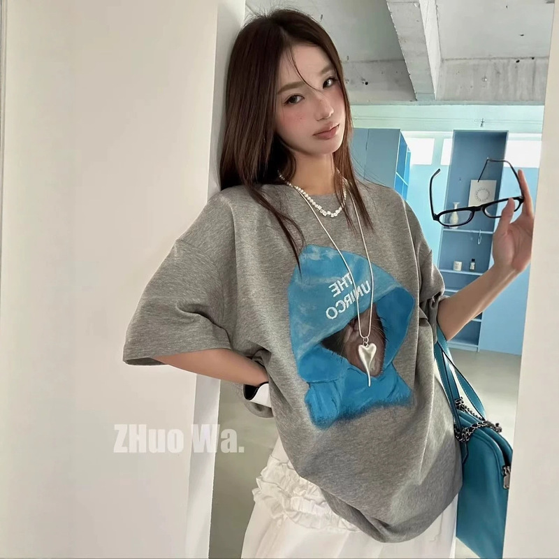 American Retro Cartoon Bath Towel Puppy Print Short-Sleeved T-Shirt for Women in Summer, Stylish Loose Casual Top for Small People American Retro Cartoon Bath Towel Puppy Print Short-Sleeved T-Shirt for Women in Summer, Stylish Loose Casual Top for Small People