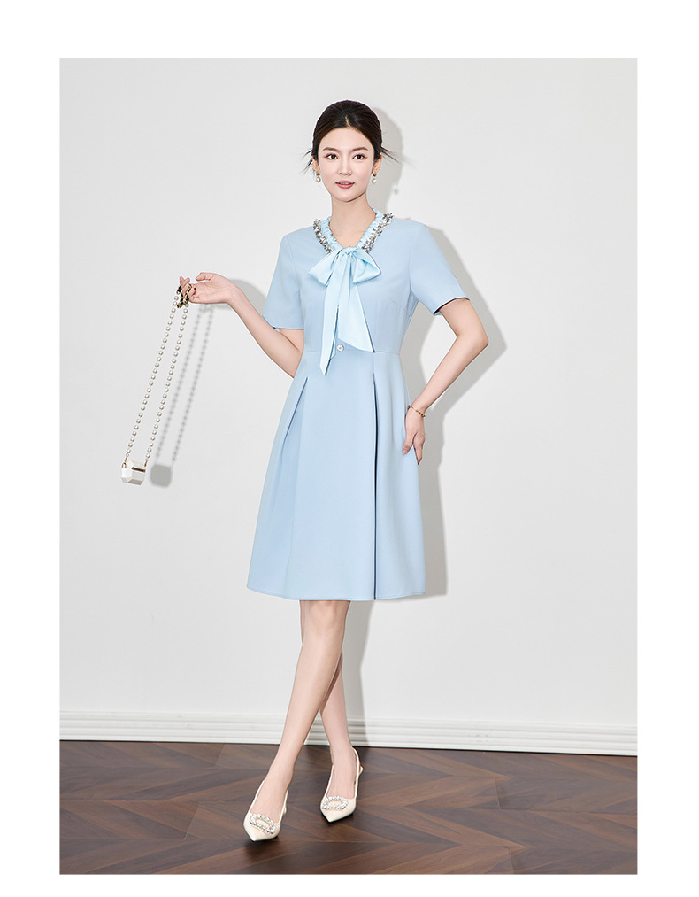 Đầm liền nữ cổ chữ V xếp ly tay lỡ, chất liệu sequin lấp lánh kiểu dáng quý bà — Màu xanh lam nhạt chi tiết 10