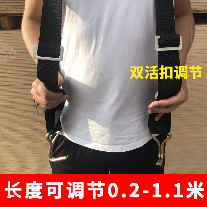バケツに水を入れて水を汲む家庭用の水を汲んでガスボンベを運びます。|undefined